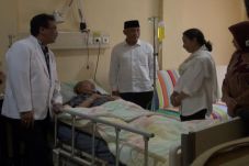 Gus Sholah Dilarikan...