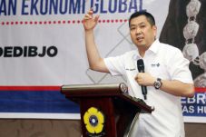 RI Harus Bangun Industri...