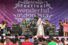 Digoyang Dua Hari, Wisman...