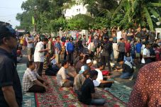 Gelar Salat Gaib, Warga...