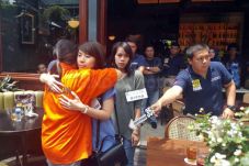 Peluk Satu Tangan, Ronny...