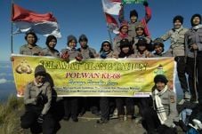 Ini Aksi Polwan di Puncak...