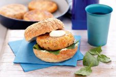 Yuk, Bikin Burger Tuna...