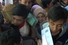 Urus E-KTP, Ratusan...