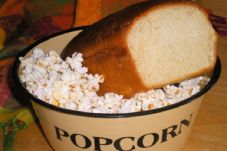 Konsumsi Roti dan Popcorn...