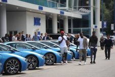 Warna Mobil Sama, Pemain...