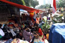 Ganggu Jalan, Tenda...