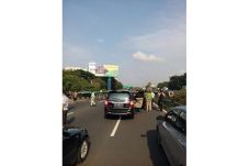 Truk Tabrak Tiang Rambu,...