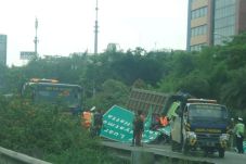 Rambu Roboh di Tol Tangerang...