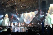 Lagu Heaven Buka Konser...