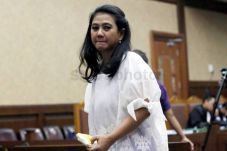 Menangis, Damayanti...