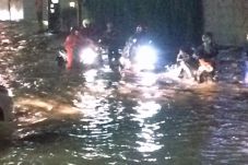 Diguyur Hujan, Kemang...