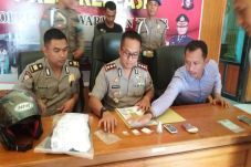 Naik Motor Bawa Sabu,...