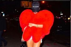 Rihanna Nyentrik dengan...