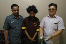 Kelabui Polisi, Ali...