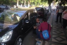 Kaca Mobil Dipecah,...