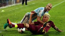 Uruguay Gusur Argentina...