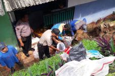 Diguyur Hujan, Rumah...