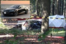 Mobil Autopilot Tesla...