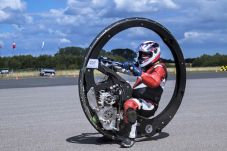Ngebut Pakai Monowheel,...