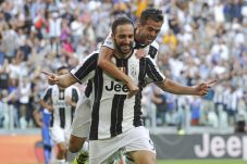 Higuain Cetak Dua Gol...