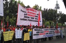 Di-PHK Sepihak, Pekerja...