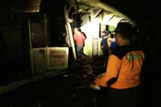 Pasar Burung Terbakar,...