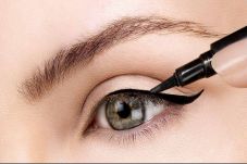 5 Tips Pemakaian Eyeliner...