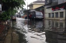 Diguyur Hujan, Jalan...