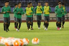 Alfred Riedl Coret Andik...