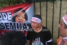 Relawan Risma Tunggu...