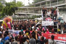 Sempat Dihadang Polisi,...