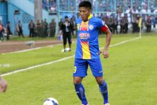 Gelandang Arema Jatuh...