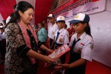 Menko PMK Salurkan Bantuan...