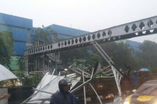 Hujan Disertai Angin,...