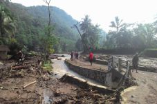 Longsor di Subang Hancurkan...