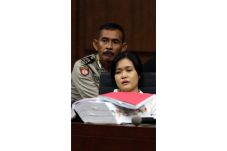 Dicecar Soal Celananya...