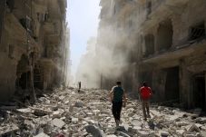 Ratusan Ribu Warga Aleppo...