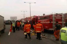 Empat Mobil Damkar Diterjunkan...