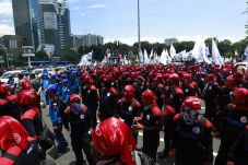 Demonstrasi Buruh Bergeser...