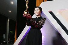 Raih Penghargaan, Isyana...