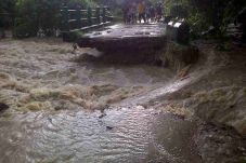 Jembatan Putus, Warga...