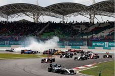 Seruduk Rosberg di Tikungan...