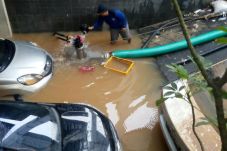 Surutkan Banjir di Kemang,...