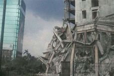 Pengamat: Runtuhkan...