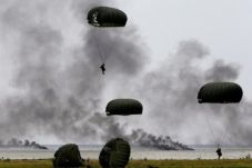 Militer Unjuk Kekuatan...