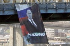 Banner Raksasa Vladimir...