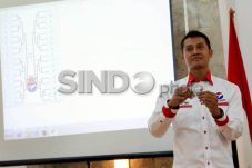 Sekjen Perindo Beri...