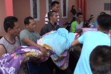 Ditinggal Istri Belanja,...