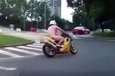Ngebut Sambil Bugil,...